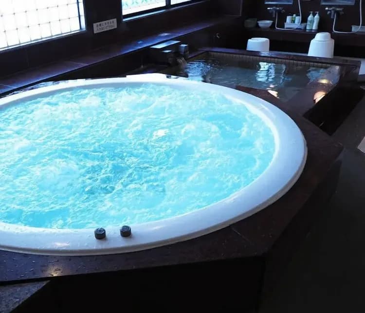 Indoor spa tub