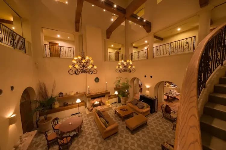 Lobby lounge