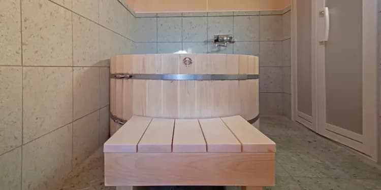 Deep soaking bathtub