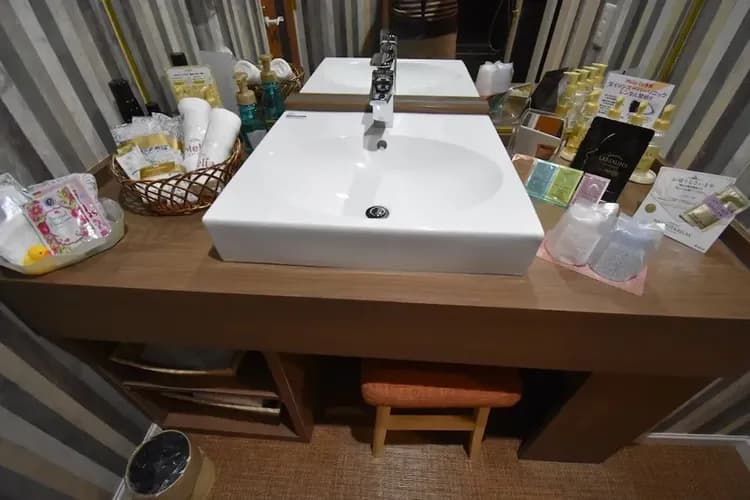 Bathroom sink