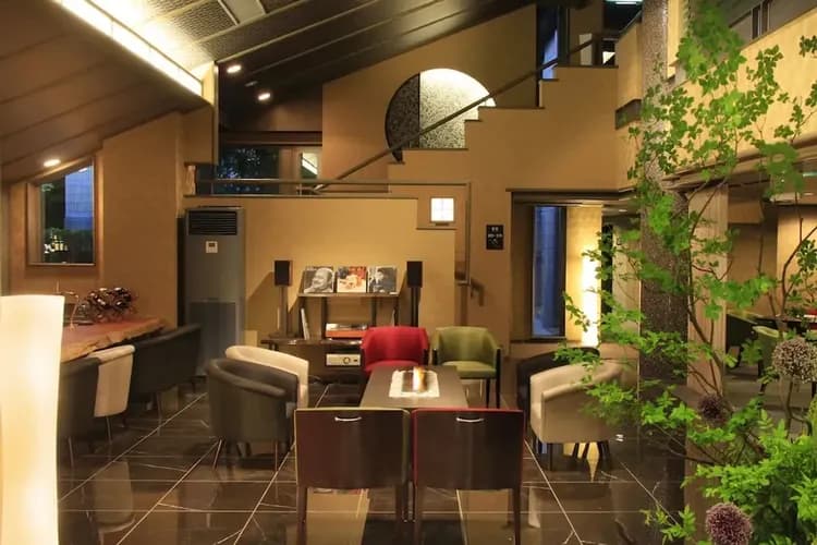 Lobby lounge