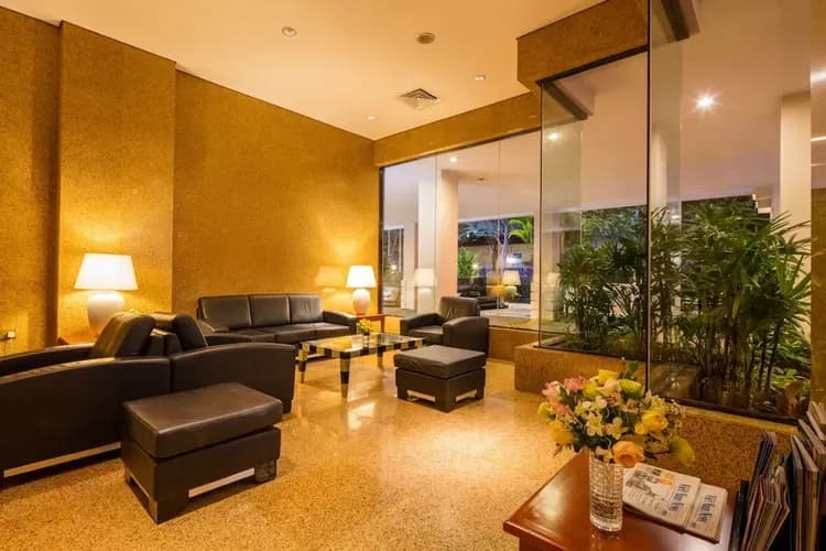 Lobby lounge