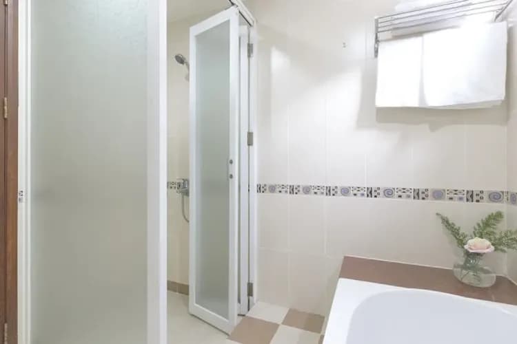 Deep soaking bathtub