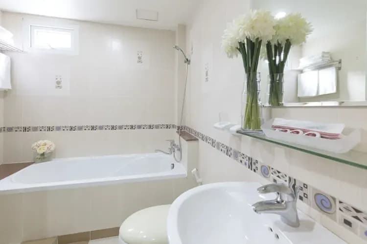 Deep soaking bathtub