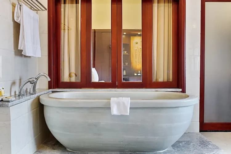 Deep soaking bathtub