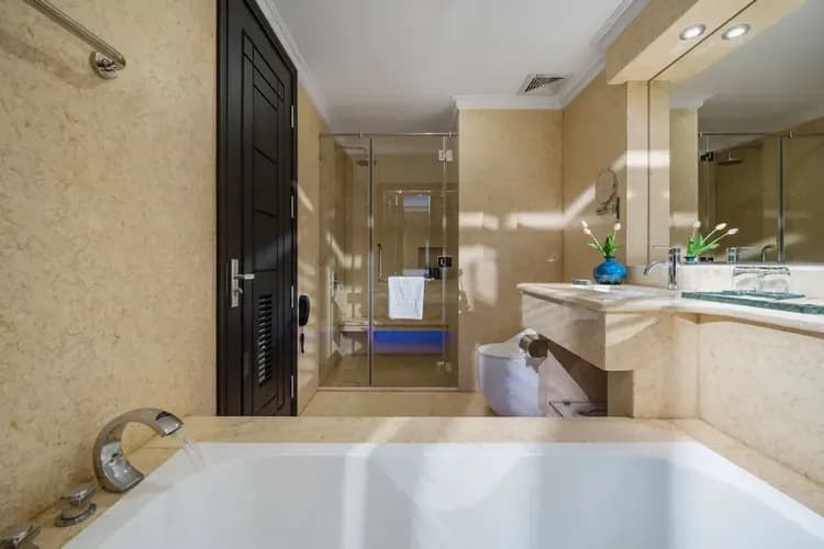 Deep soaking bathtub