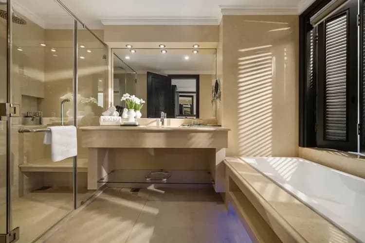 Deep soaking bathtub