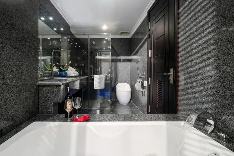 Deep soaking bathtub