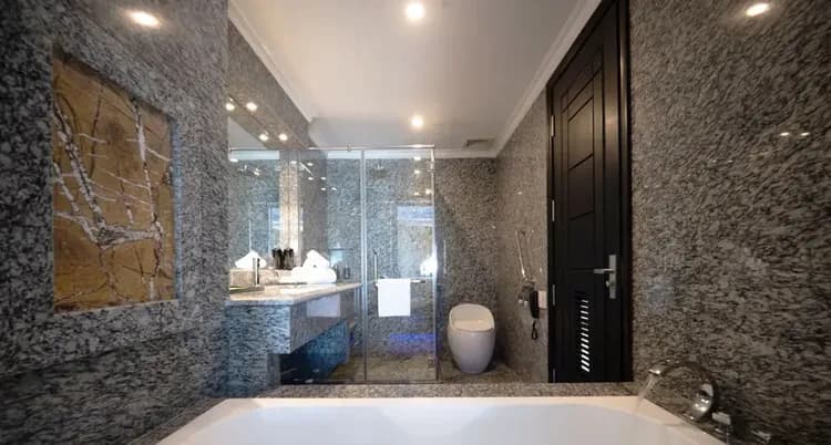 Deep soaking bathtub