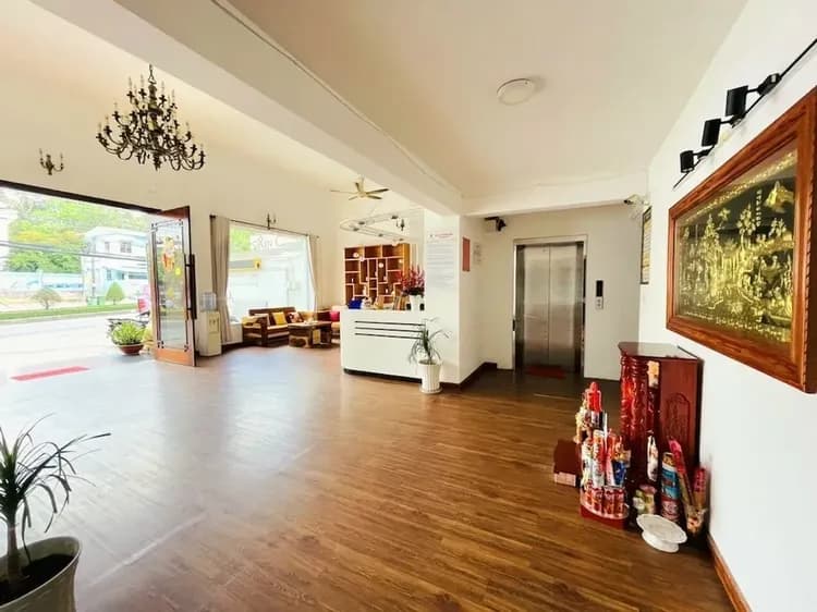 Check-in/check-out kiosk