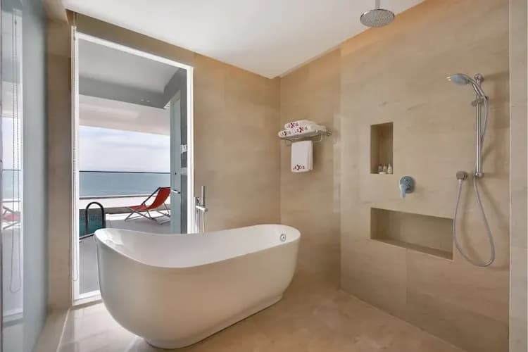 Deep soaking bathtub