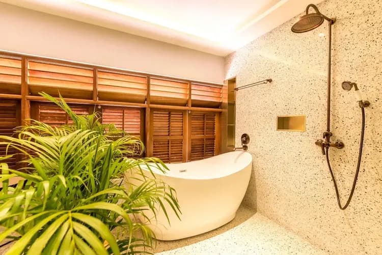 Deep soaking bathtub