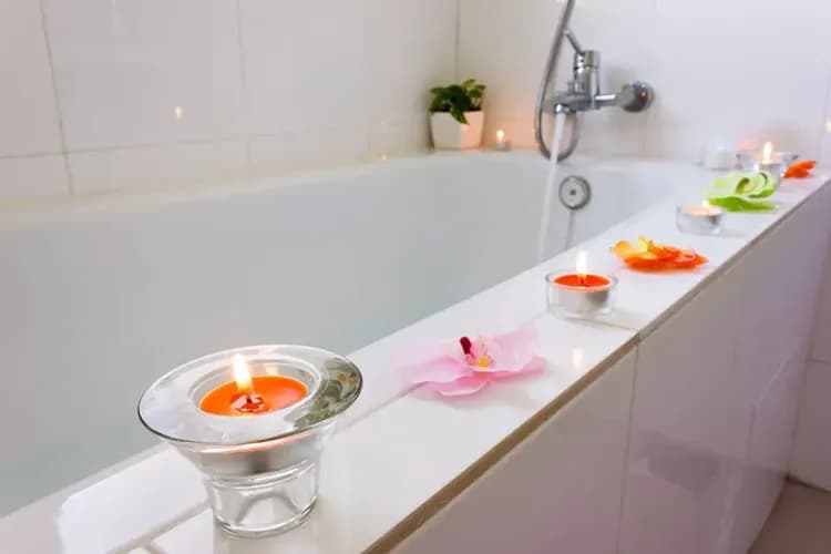 Deep soaking bathtub