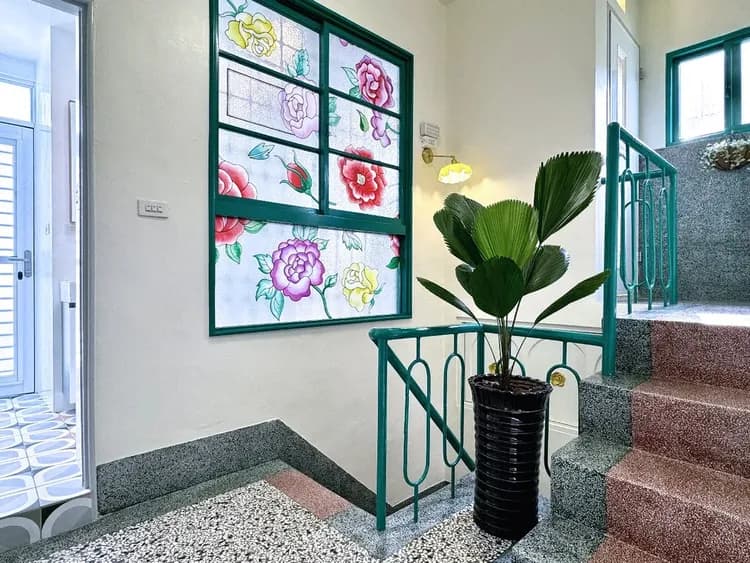 朗香洋房-梯間玫瑰園彩繪