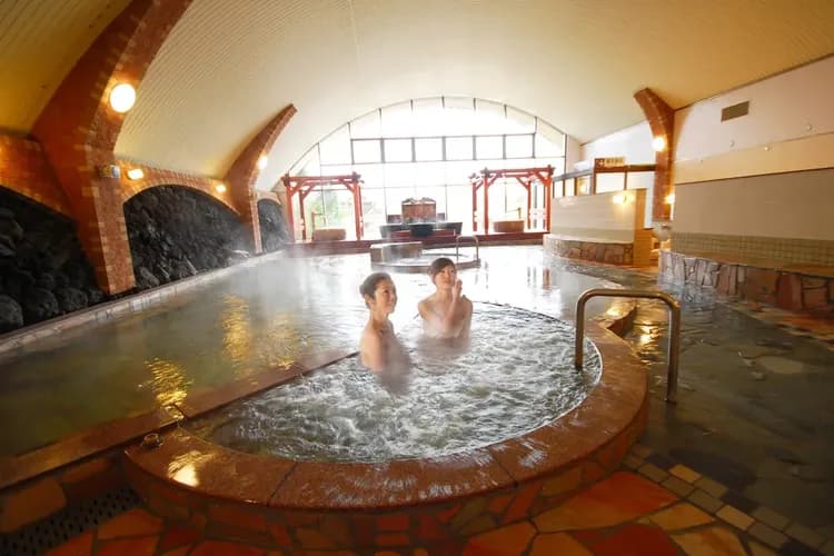 【阿蘇健康火山温泉】広々とした空間を誇る内湯