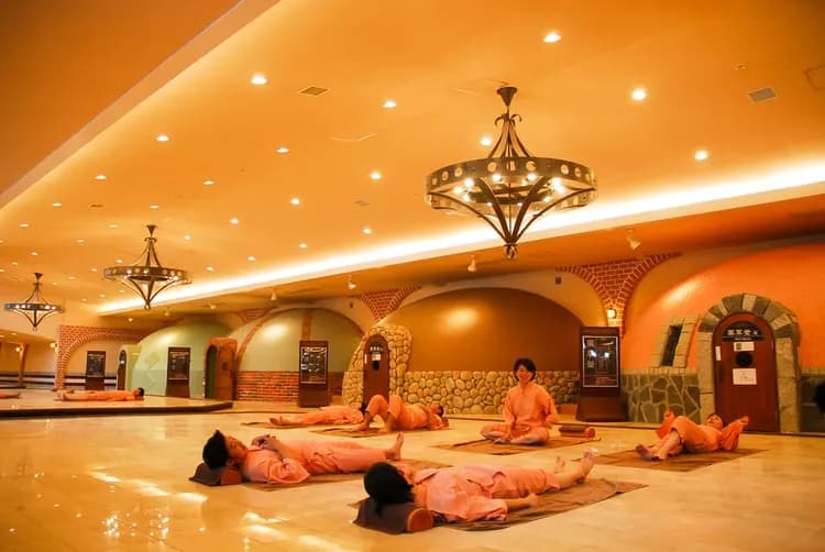 【温熱窯十三種】よもぎや紫水晶など13種類の薬効別の”温熱窯”で癒し体験