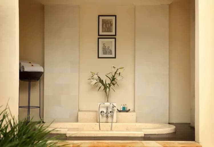 Deep soaking bathtub