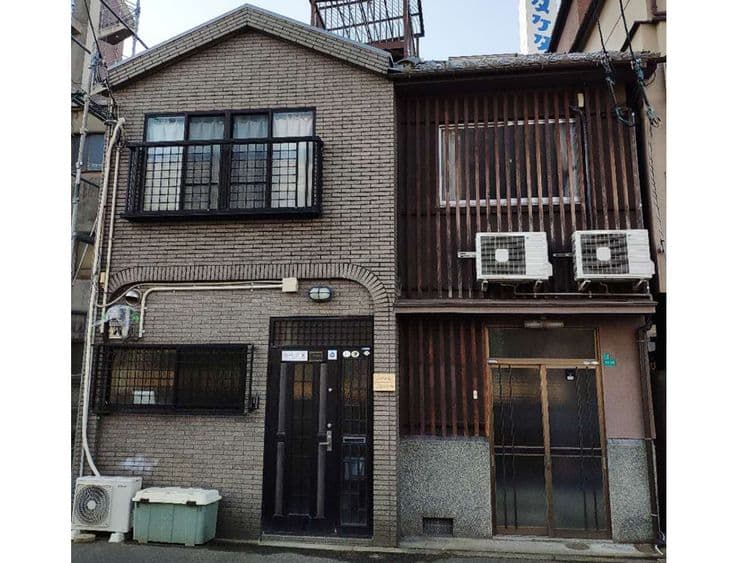 民宿有2棟獨立屋，獨立入口。左面為東棟，右面為西棟。