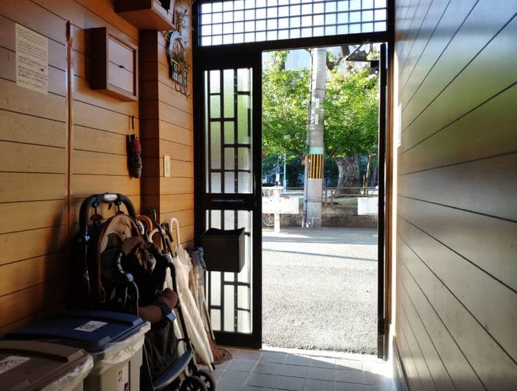 東棟門廳  門外就是公園