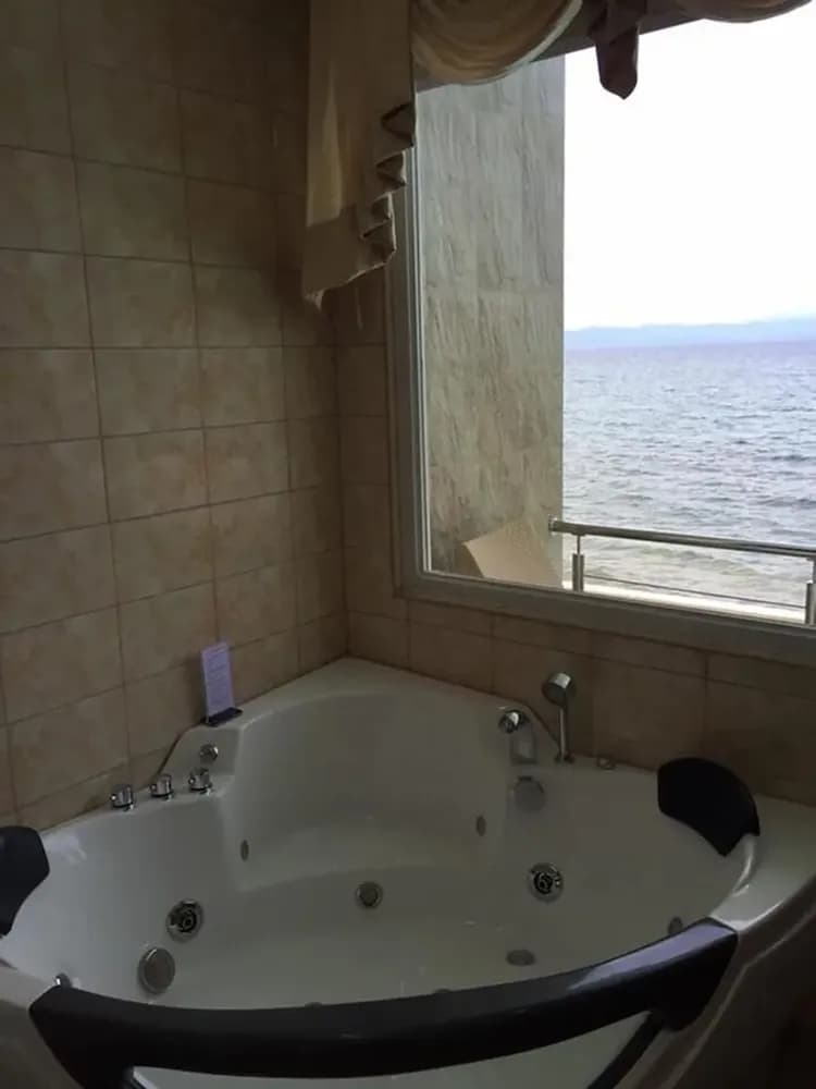 Jetted tub