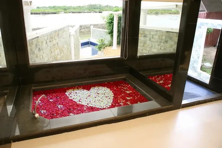 Deep soaking bathtub