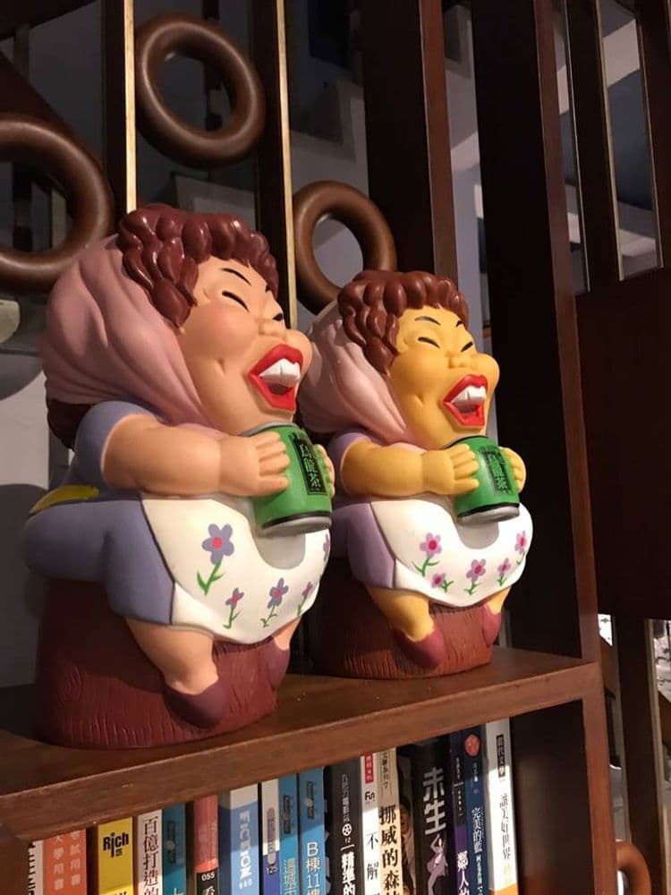 這可是我們管家的收藏品之一一次喝了50箱烏龍茶 才抽獎抽到的