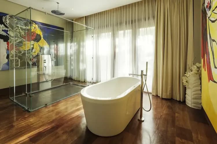 Deep soaking bathtub