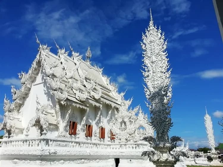 【泰北旅遊】入住五星(一晚)、清萊黑白藍廟、茵他儂山、青青草原、尼曼商圈、五星饗宴、無購物五日