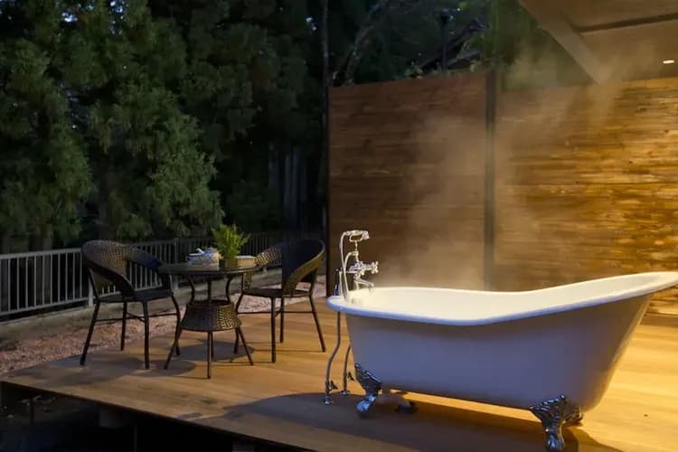 Deep soaking bathtub