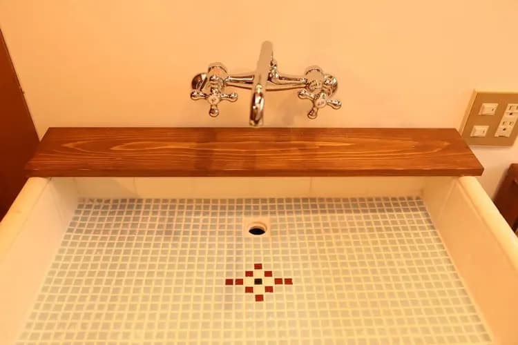 Bathroom sink