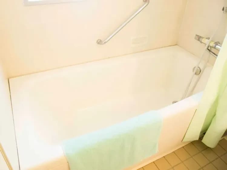 Deep soaking bathtub