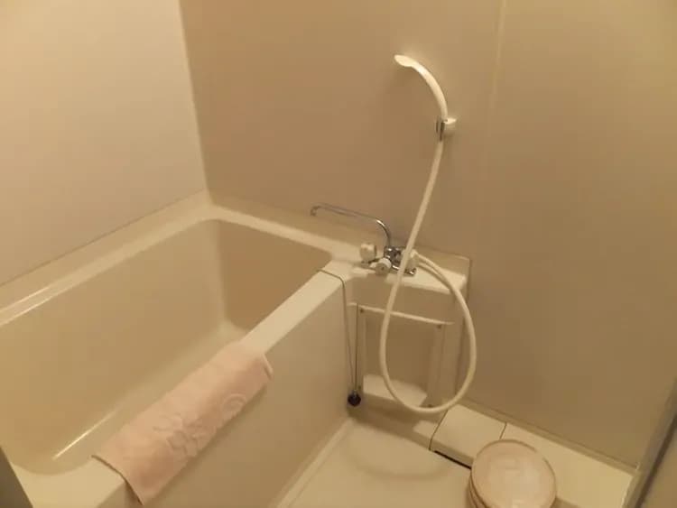 Deep soaking bathtub