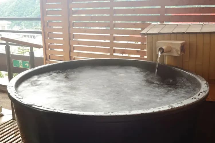 Deep soaking bathtub