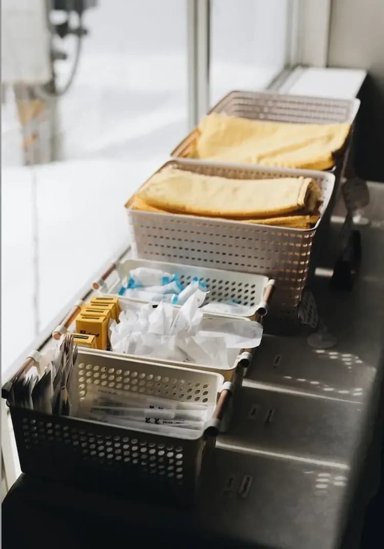 Check-in/check-out kiosk