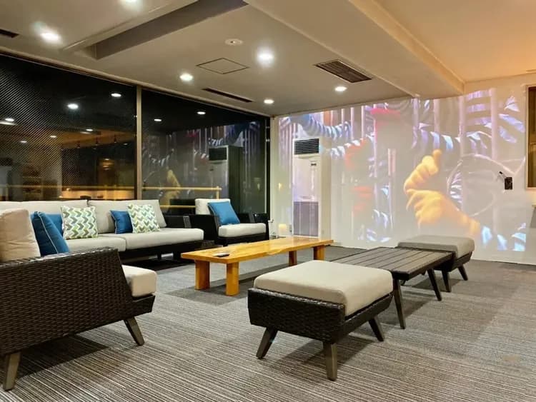 Lobby lounge