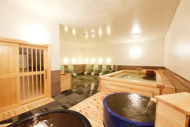 Indoor spa tub