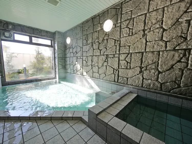 Indoor spa tub