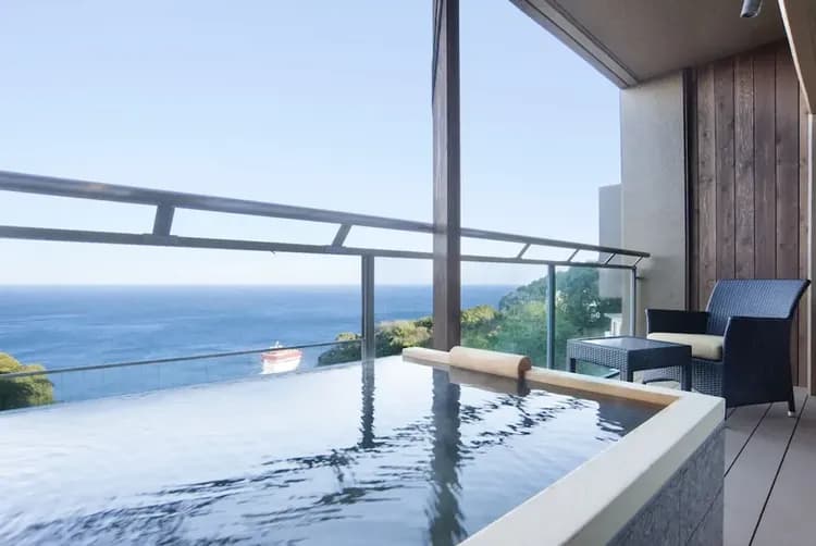 Deep soaking bathtub