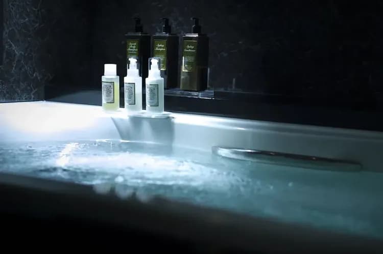 Deep soaking bathtub