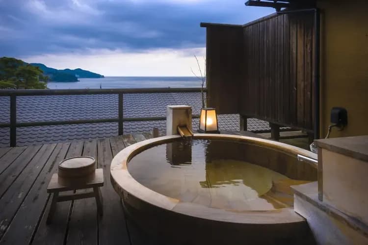 Deep soaking bathtub