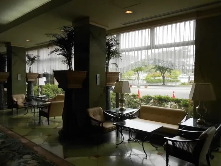 Lobby lounge