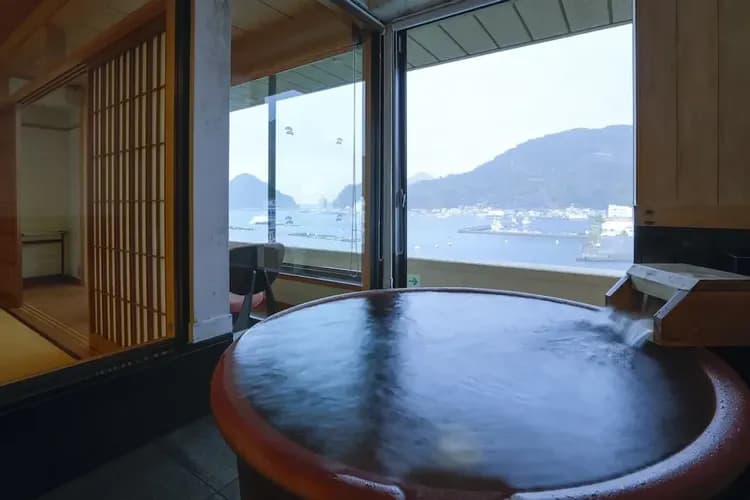 Deep soaking bathtub