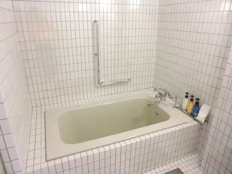 Deep soaking bathtub