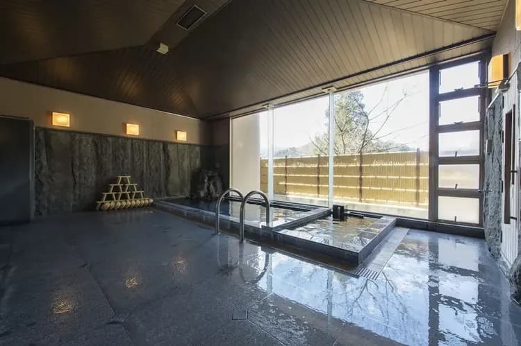 Indoor spa tub