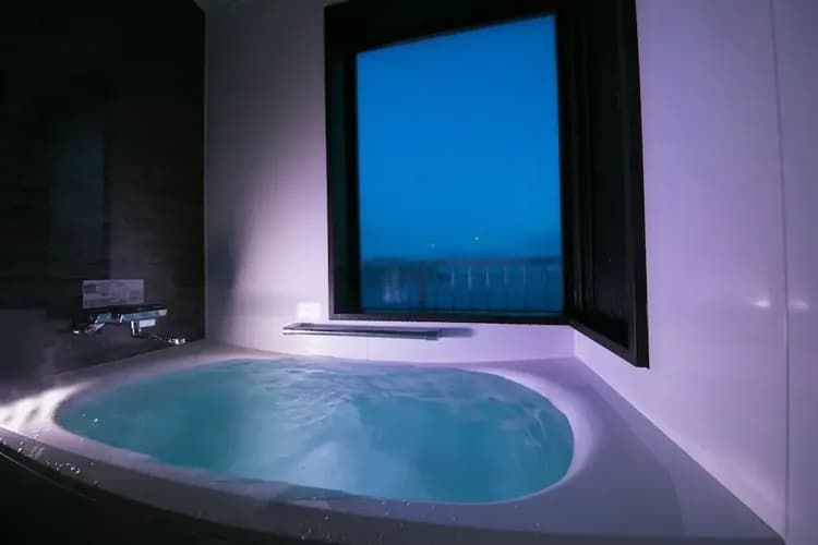 Deep soaking bathtub