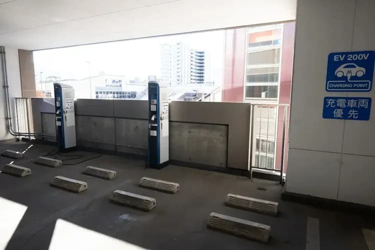 Electric vehicle charging station