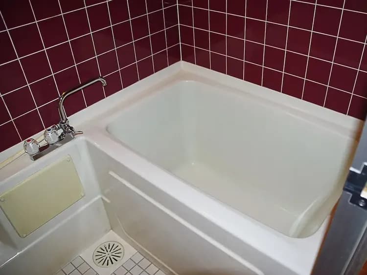 Deep soaking bathtub