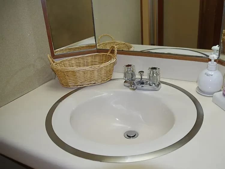 Bathroom sink