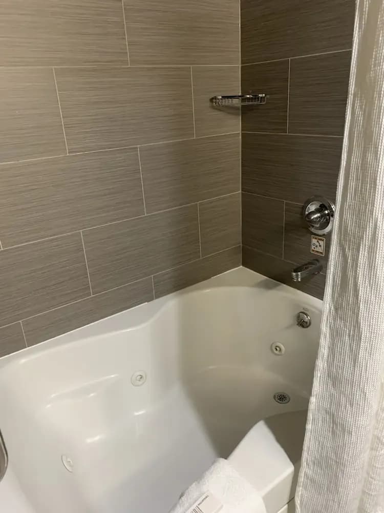 Deep soaking bathtub