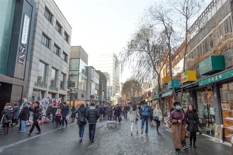 【冬遊首爾】四晚市區飯店、滑雪體驗、景福宮韓服體驗、書卷氣息圖書館、文青聖水洞、明洞東大門好好逛、一站購物彩妝、五日、高雄-7
